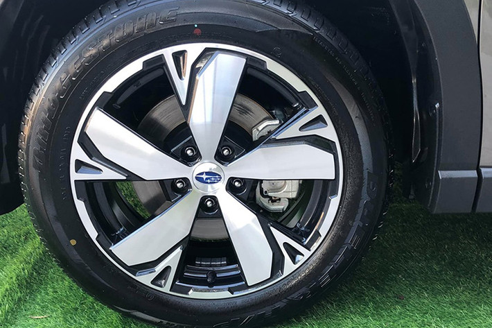 Subaru Forester 2019 sở hữu mâm xe hợp kim kích thước 18 inch. Các trang bị tiêu chuẩn trên xe bao gồm đèn pha tự động, gạt mưa tự động, thanh baga trên mui xe. Cột A của Subaru Forester được tinh chỉnh cùng với cửa sổ rộng giúp tầm nhìn tốt hơn. Ngoài ra, việc đặt gương chiếu hậu trên cửa thay vì cột A cũng hạn chế điểm mù.
