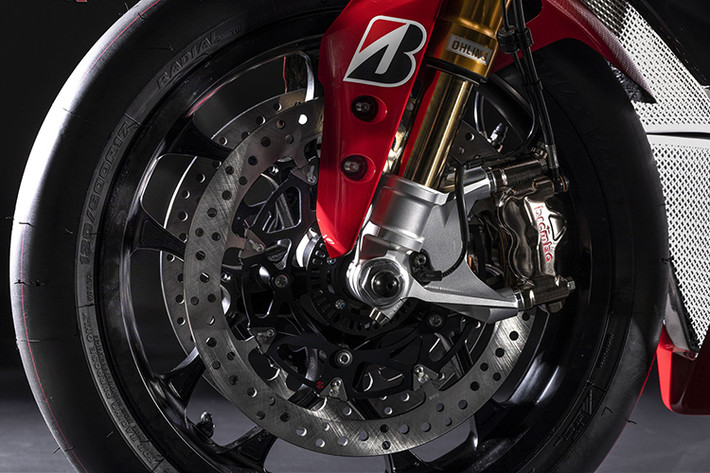 Tiếp đó, hệ thống treo nguyên bản của xe được thay bằng hệ thống treo Ohlins, bao gồm cặp phuộc trước hành trình ngược Ohlins FGRT 219 ở trước và giảm xóc lò xo trụ đơn TTX36GP ở sau.