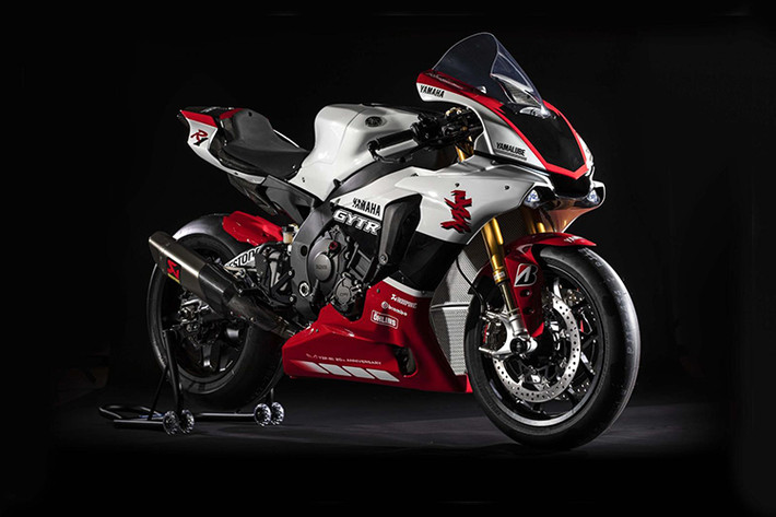 Cách đây 1 tháng, Yamaha đã trình làng phiên bản giới hạn của siêu mô tô R1 mang tên Yamaha R1 GYTR đặc biệt với số lượng xuất xưởng chỉ 20 chiếc trên toàn thế giới. Đến hôm nay, thương hiệu xe Nhật Bản vừa công bố giá bán chính thức cho siêu môtô bản giới hạn này.