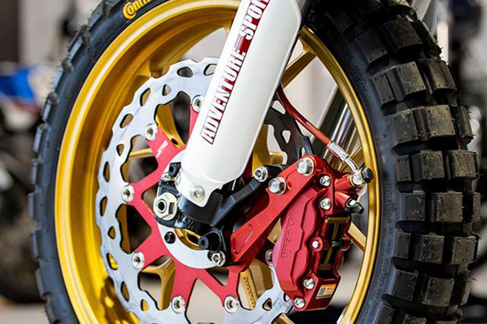 Giống như phía trước, phuộc sau của xe cũng đã được thay bằng Honda CRF450R, tuy nhiên hệ thống phanh sau không có sự thay đổi.