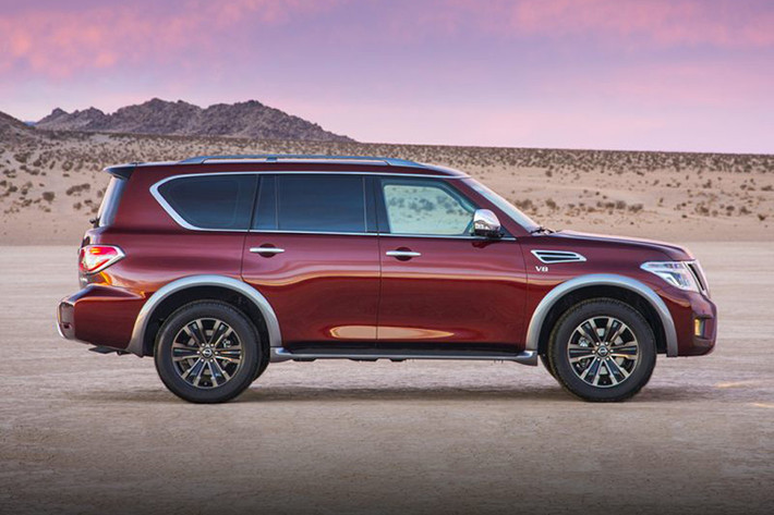 Bước sang phiên bản mới, Nissan Armada 2018 được bổ sung nhiều công nghệ mới nhằm tăng sức cạnh tranh với những đối thủ như Toyota Sequoia và Ford Expedition. Dù sở hữu "phom" tương tự như Infiniti QX80 nhưng mẫu Armanda có ngoại thất khác biệt và mang đậm chất Nissan với lưới tản nhiệt hình chữ V và các nẹp bánh xe khác màu thân.