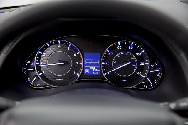 Điểm nhấn của Armada 2018 là hệ thống NissanConnect Services với màn hình cảm ứng đa chạm 8 inch, HD Radio, SiriusXM Travel Link, tính năng ra lệnh bằng giọng nói, hỗ trợ soạn tin nhắn văn bản rảnh tay và cổng USB bổ sung. Riêng bản Platinum của Armada 2018 có thêm hệ thống gương chiếu hậu thông minh Intelligent Rear View Mirror (I-RVM).
