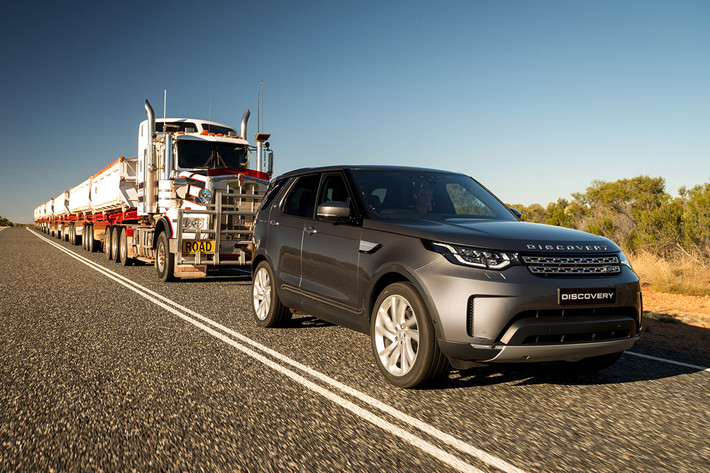 Thương hiệu Land Rover cũng đang nghiên cứu mẫu Discovery Sport cho năm 2018. Chiếc SUV nhỏ gọn này sẽ được trang bị động cơ turbo tăng áp 2,0 lít 4 xylanh mới cho công suất 286 mã lực và mô-men xoắn cực đại 295 lb-ft. (Ảnh: Landrover.com)