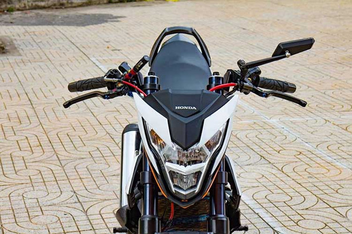 Tại thị trường xe máy Việt Nam hiện nay, cộng đồng chơi xe côn tay hyper-underbone nói chung và dòng Sonic 150 nói riêng rất thích những chiếc xe đường phố có tư thế lái dạng đua. Vì lẽ đó, những chiếc Sonic cũng thường xuất hiện nhiều bản độ độc đáo, cá tính khác nhau.