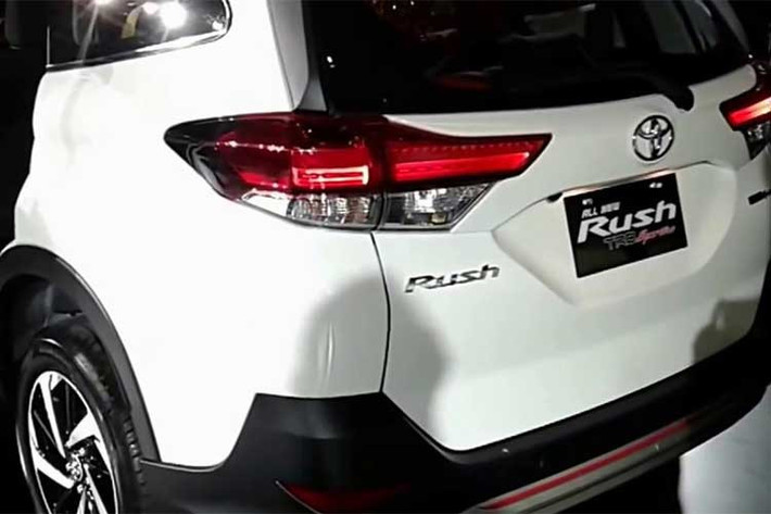 Một số chi tiết của xe bao gồm thân xe, vỏ bọc lốp dự phòng phía đuôi và vành sẽ có thêm logo biểu thị sự hợp tác giữa Toyota và thương hiệu TRD. Bên cạnh đó, các chi tiết ngoại thất cũng được làm mới, mạnh mẽ và sang trọng hơn nhiều so với phiên bản cũ từng ra mắt trước đây.
