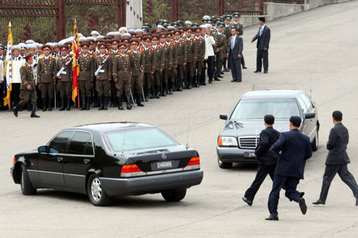 Đến hiện tại, chủ tịch Kim Jong Un vẫn tiếp nối niềm yêu thích của cha mình đối với dòng xe Mercedes-Benz. Bằng chứng là chiếc xe mà ông sử dụng trong những chuyến công du nước ngoài là Mercedes-Benz S600 Pullman Guard và Maybach 62S.