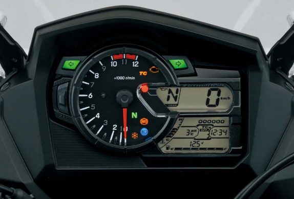 Xe sở hữu tay lái cao, rông - mặt đồng hồ thể thao kết hợp màn hình LCD. Ngoài ra, nằm trong phân khúc adventure xe cũng được trang bị kính chắn gió, tay lái thép ống giúp người điều khiển xe ngồi thẳng thoải mái, phía trước tay lái là chắn bảo vệ...