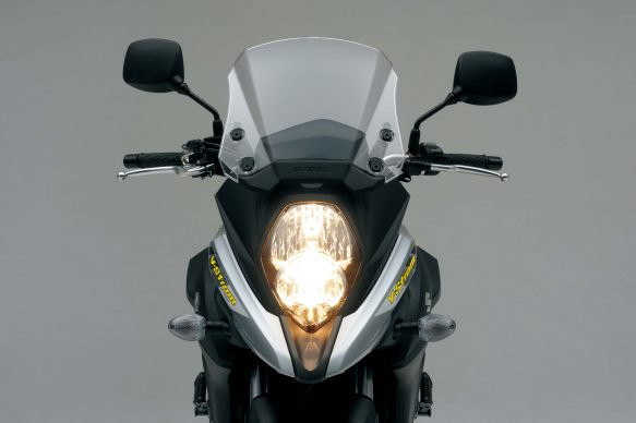 So với các đối thủ tới từ châu Âu, Suzuki V-Strom 650 XT 2018 có thiết kế giản dị hơn dù vẫn rất mạnh mẽ và độc đáo, Phần trước của xe được cấu thành từ một đèn pha lớn đặt dọc, ngay phía dưới là chắn bùn dạng "mỏ vịt" tương tự như một số dòng xe của châu Âu.