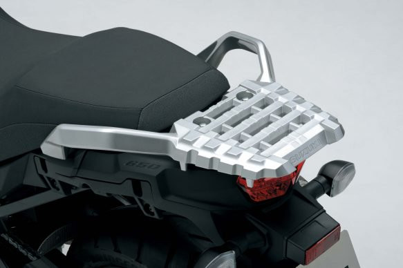Giống như nhiều chiếc xe thuộc phân khúc adventure, V-Strom 650 XT cũng sở hữu tùy chọn là một cặp thùng chứa đồ phía sau xe cho những chuyến đi dài. Yên xe được bọc vải mềm và có yên cho người lái võng hẳn xuống, tạo tư thế ngồi thoải mái trên mọi địa hình.