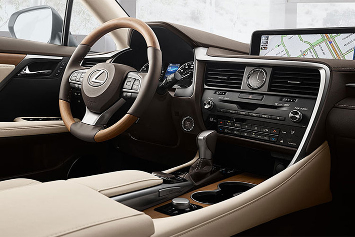 Với mức giá 72.190 USD, bạn sẽ sở hữu chiếc Lexus RX450hL phiên bản Luxury với những trang bị cao cấp hơn như bộ vành hợp kim kích thước 20 inch, hệ thống mở cốp sau rảnh tay, đèn viền LED xung quanh nội thất và hệ thống đèn pha 3 bóng LED. Hệ thống giải trí gồm màn hình giải trí 12,3 inch, hệ thống âm thanh 12 loa, sạc không dây cho smartphone và hệ thống hỗ trợ đỗ xe thông minh Intelligent Park Assist.