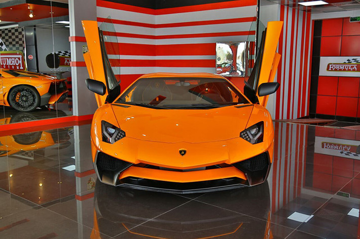 Showroom Formula Motors hiện đang có một chiếc Aventador SV màu cam và cái giá họ đưa ra là 2.4 triệu AED, tương đương 590.000 Euro hay 653.400 đô la.