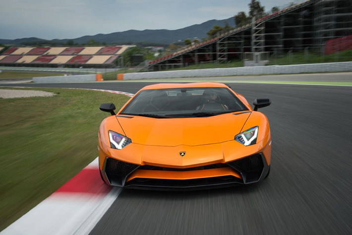 Lamborghini Aventador SV đã gây tiếng vang lớn khi hoàn thành 1 vòng Nurburgring với thời gian ấn tượng: 6:59:73, chỉ chậm hơn 2 giây so với Porsche 918 Spyder.