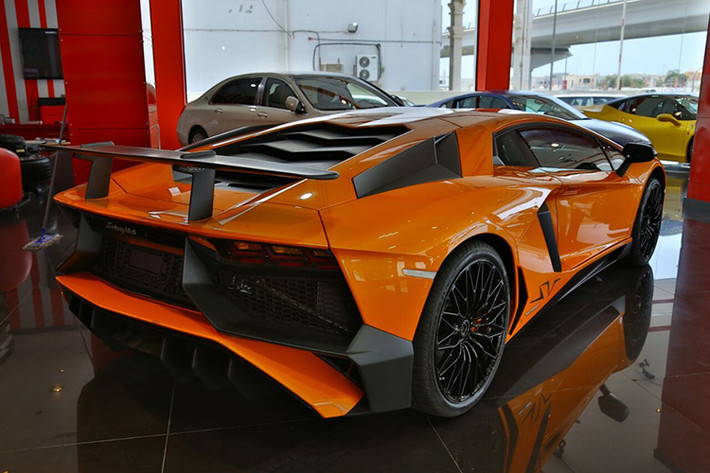 Ngay chính người anh em Lamborghini Veneno, mẫu xe cũng có sức mạnh 750 mã lực như Aventador SV, có giá lên tới 3 triệu USD!