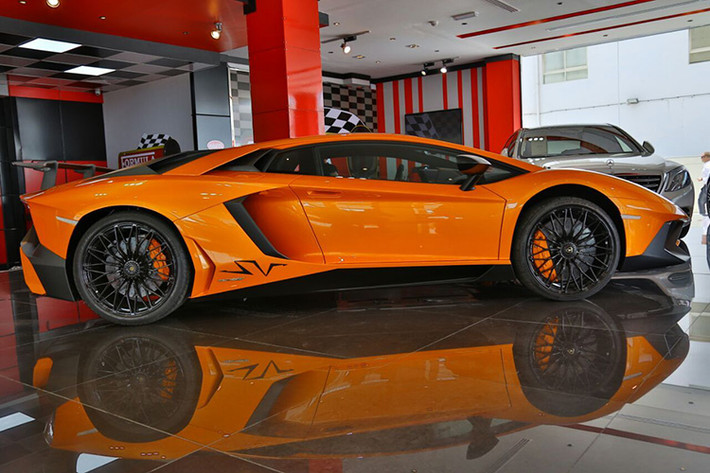 Để tiện so sánh thì McLaren P1, Porsche 918 Spyder hay LaFerrari đều có giá xấp xỉ 1 triệu USD chưa thuế.