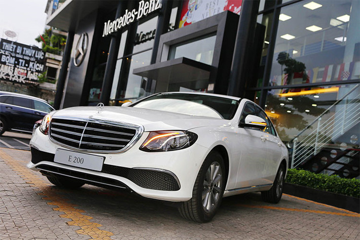 Hiện chưa rõ Xuân Lan bỏ ra bao nhiêu tiền để tậu Mercedes-Benz E200. Chỉ biết rằng, giá xe Mercedes-Benz E200 đang được bán chính hãng 2,099 tỷ đồng. Mẫu xe sedan hạng sang thuộc dòng E này của thương hiệu ngôi sao 3 cánh là sự tổng hòa của 3 yếu tố: sự thời thượng, cá tính lịch lãm và chất thể thao.