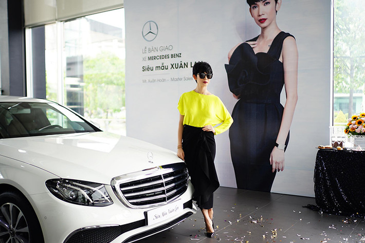 Trước Xuân Lan, nhiều nghệ sĩ tại Việt Nam cũng chọn lựa dòng xe sedan hạng sang Mercedes-Benz E200 để làm bạn đồng hành như diễn viên Duy Khánh Zhou Zhou, Hoa hậu Huỳnh Tiên, nữ ca sĩ Vũ Cát Tường hay vợ chồng Thúy Diễm và diễn viên Lương Thế Thành...