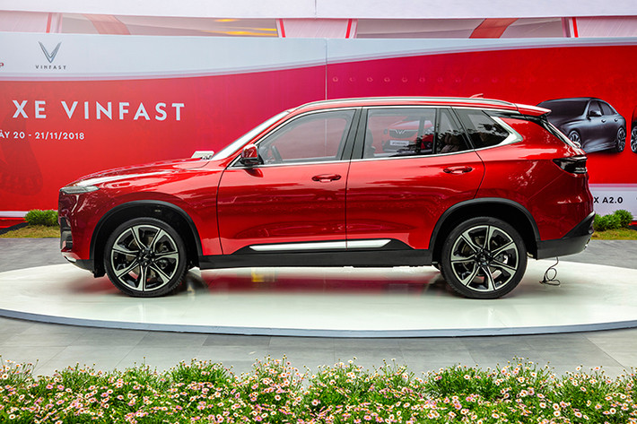 Xe sử dụng dùng khung gầm của SUV hạng sang X5 thế hệ cũ. Xe sở hữu kích thước bao gồm chiều dài 4.940 mm, rộng 1.960 mm, cao 1.773 mm và chiều dài cơ sở 2.933 mm. So với mẫu BMW X5 thế hệ cũ VinFast Lux SA2.0 nhỉnh hơn về chiều dài và rộng, nhưng lại thấp hơn X5 thế hệ cũ.