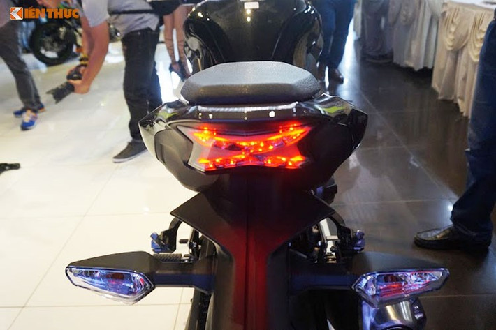 Vốn được thiết kế cho mục đích sử dụng hàng ngày, mẫu naked-bike Z900 phiên bản mới có tư thế ngồi khá thoải mái, thẳng lưng không bị gồ người. Đèn hậu dạng của xe dạng LED hình chữ Z phía sau, xi nhan tách rời đặt thấp nhưng so với Z800 cụm đèn hậu của Z900 không ấn tượng bằng.