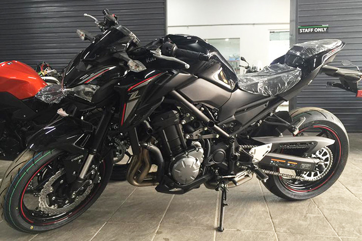 Trên mẫu xe naked-bike 900cc này, hãng xe máy Kawasaki vẫn trung thành với ngôn ngữ thiết kế Sugomi đầy cá tính của mình, nó cũng từng tạo nên thương hiệu xe môtô của hãng xe Nhật Bản trong thời gian qua. Điểm hấp dẫn trên mẫu xe này là hệ thống khung thép kiểu lưới mắt cáo siêu nhẹ, trọng lượng chỉ 13,5 kg nhưng tăng cường độ cứng.