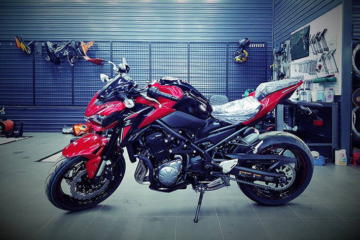 Tại thị trường Việt Nam, Z900 phiên bản mới có nhiều lựa chọn màu sắc như xám kim loại, xanh nõn chuối, đen bóng, đen mờ và đỏ. Với tầm giá 288 triệu đồng, Kawasaki Z900 là lựa chọn đối với những người muốn chuyển tiếp từ những mẫu xe naked-bike phân khúc nhập môn như Z300 nhưng chưa đủ điều kiện tậu Z1000.