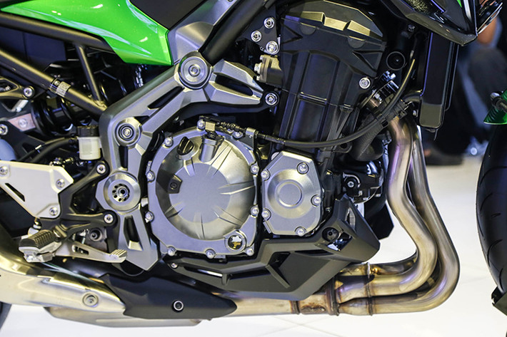 Cỗ máy này cũng có ly hợp chống trượt khi dồn số Assist & Slipper Clutch. Piston của Z900 sử dụng phương pháp đúc nhiệt dưới áp lực cao, giúp giảm trọng lượng và bền ngang piston rèn. Hộp số được thiết kế lại với tỷ số truyền ngắn, vì vậy khả năng tăng tốc và hoạt động trơn tru hơn. Hệ thống ly hợp chống trượt Assist & Slipper Clutch giúp những tay lái mới không bị phanh động cơ thắng gấp khi sang nhầm số.