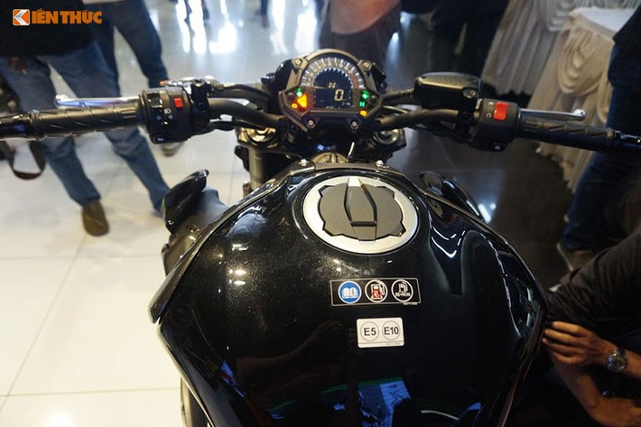 Trên mẫu Z900, Kawasaki không tái sử dụng bộ khung của dòng naked-bike Z800, thay vào đó là kết cấu khung Trellis bằng thép ống hoàn toàn mới. Xe sử dụng bình xăng với dung tích 17 lít, trọng lượng 210,5 kg - so với nhiều mẫu xe cùng phân khúc, Z900 có độ nặng ở mức trung bình.