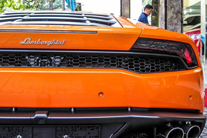 Huracan ra đời nhằm thay thế mẫu xe huyền thoại Lamborghini Gallardo. Mặc dù doanh số không ấn tượng như thế hệ đàn anh, Huracan vẫn là siêu xe bán chạy nhất của hãng sản xuất Italy. Tính đến nay, đã có hơn 3.000 chiếc đến tay khách hàng toàn cầu.