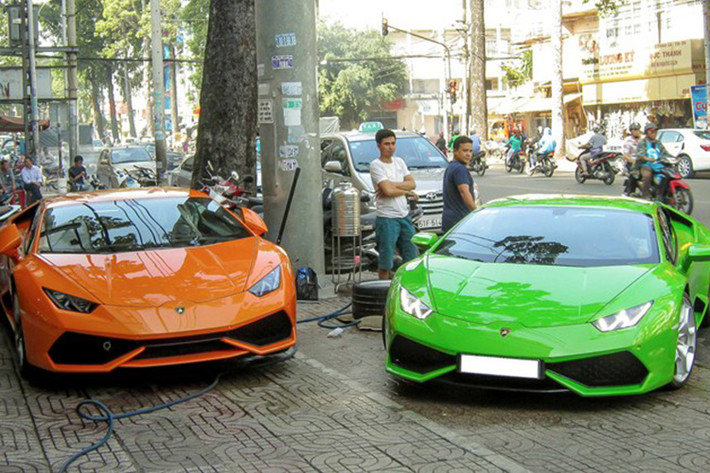 Ngoài phiên bản Huracan LP610-4, Lamborghini còn sản xuất thêm phiên bản giá rẻ LP580-2 dành riêng cho thị trường Trung Quốc. Tại Mỹ, Huracan có giá khoảng 240.000 USD. Về Việt Nam, siêu xe này có giá khoảng 13,5 tỷ đồng.