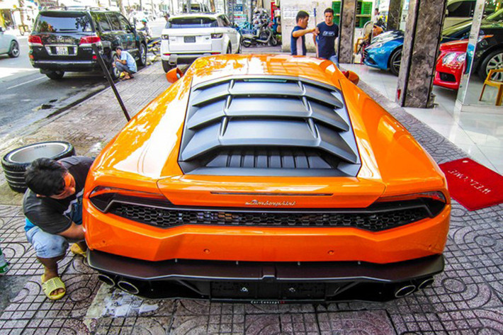 Tiếng pô đầy mê hoặc từ cỗ máy V10, hút khí tự nhiên trên Huracan là điểm thu hút các đại gia. Siêu xe này có dung tích 5.204 cc, sản sinh 601 mã lực tại dải tua máy 8.250 vòng/phút, cùng 560 Nm mô-men xoắn tại 6.500 vòng/phút.