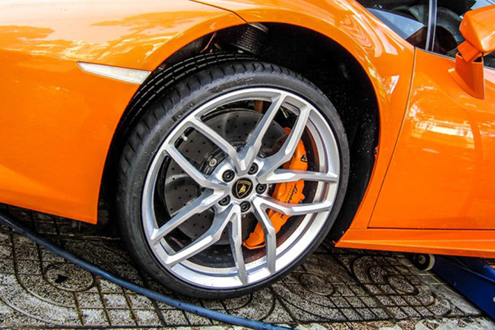 Chính điều này lại tạo nên sự khác biệt. Có người từng ví những chiếc Lamborghini như chiếc đồng hồ cơ Thụy Sĩ, trong khi xe Ferrari đời mới như chiếc Apple Watch thời thượng.