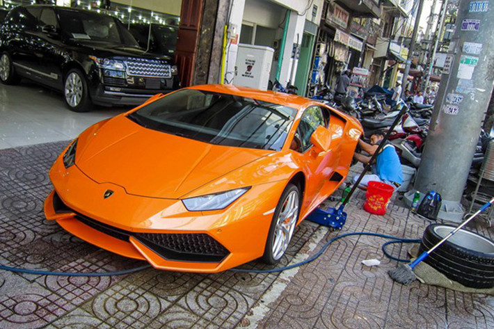 Một chiếc siêu xe Lamborghini Huracan mới được nhập về Việt Nam. Tính đến thời điểm hiện tại, Việt Nam đã có 7 chiếc siêu xe loại này. Trong bộ sưu tập Huracan của đại gia Việt có 3 chiếc màu xanh nõn chuối, 2 chiếc màu cam, 1 chiếc màu vàng,1 chiếc màu xám.