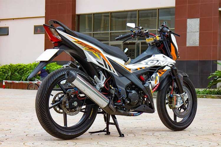 Với tư thế lái thuần đua, bản độ cũng chú trọng tới việc tạo thế chủ động cho người lái ở từng điều kiện khác nhau. Vì vậy, nó được trang bị bộ rear set Gilles Toolings (thừa hưởng của siêu môtô BMW HP4) với nhiều cấp chỉnh nhằm đem lại tư thế lái tối ưu nhất. Đặt song song với bộ rear set này là pen đạp truyền lực cho heo dầu sau: Brembo Billet.