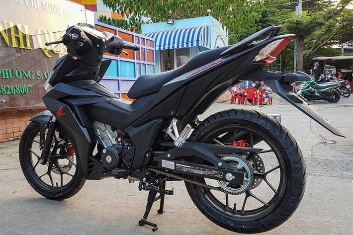Hệ thống phanh ABS (viết tắt Anti – Lock Braking System) là hệ thống chống bó cứng khi phanh gấp, đây là hệ thống mang tính an toàn cao khi phanh cũng như làm giảm thiểu tối đa khả năng xảy ra tai nạn, và đây cũng là hệ thống đang được áp dụng và sử dụng rộng rãi trên thị trường xe máy sử dụng phanh đĩa hiện nay.