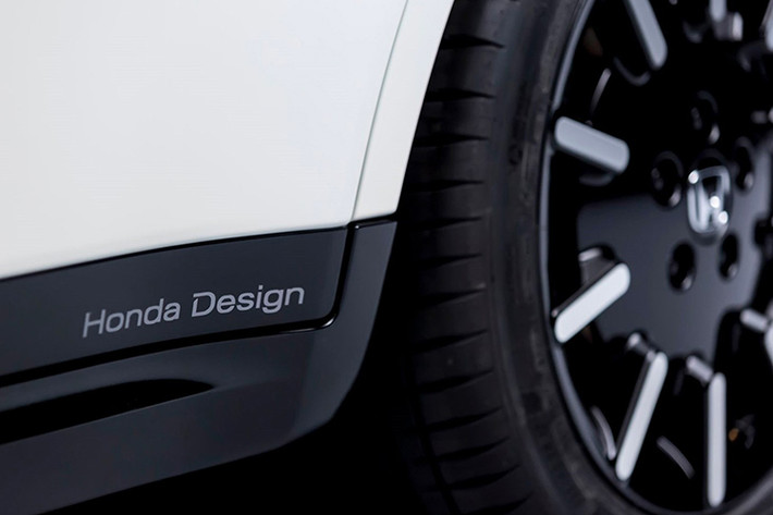 Một vài chi tiết phong cách nổi bật của xe điện Honda e Prototype bao gồm tay nắm cửa “thò ra thụt vào”, gương chiếu hậu bên sườn là camera, và một cổng sạc điện tân tiến được tích hợp vào nắp capô cho tiện dụng. Chiếc xe còn có một đèn tín hiệu LED mà có thể nhìn thấy xuyên qua kính, và nó có công năng thông báo cho tài xế về tình trạng sạc pin.
