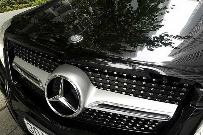 Về mặt thiết kế, Mercedes-Benz GLK đời đầu tại Việt Nam sở hữu thiết kế vuông vức, kế thừa vẻ mạnh mẽ của dòng GL-Class sang trọng cùng đời. Đầu xe nổi bật lưới tản nhiệt 3 thanh ngang làm từ kim loại mạ chrome, chính giữa gắn logo ngôi sao ba cánh lớn.