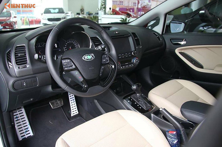 Kia Cerato trang bị với 3 phiên bản được sử dụng 2 loại động cơ là Gamma 1.6L và Nu 2.0L. Động cơ Gamma 1.6L cho công suất cực đại 128 mã lực/6300 vòng/phút, và mô men xoắn cực đại 157 Nm/4.850 vòng/phút đi kèm với 2 tùy chọn hộp số là số tự đông (AT) và sàn 6 cấp (MT). Động cơ Nu 2.0L cho công suất cực đại 159 mã lực/6.500 vòng/phút và mô men xoắn cực đại 194 Nm/4.800 vòng/phút.