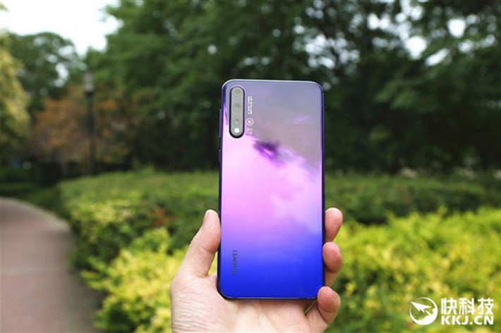 Mặt trước của Nova 5 Pro sử dụng thiết kế giọt nước trên màn hình OLED 6.39 inch. Màn hình này có độ phân giải Full HD+ (2340 x 1080 pixel). Theo truyền thống, dòng Nova của Huawei là những thiết bị tầm trung nhưng nhìn vào thông số và thiết kế của Nova 5 Pro nhiều người sẽ nghĩ rằng nó là một mẫu smartphone cao cấp.