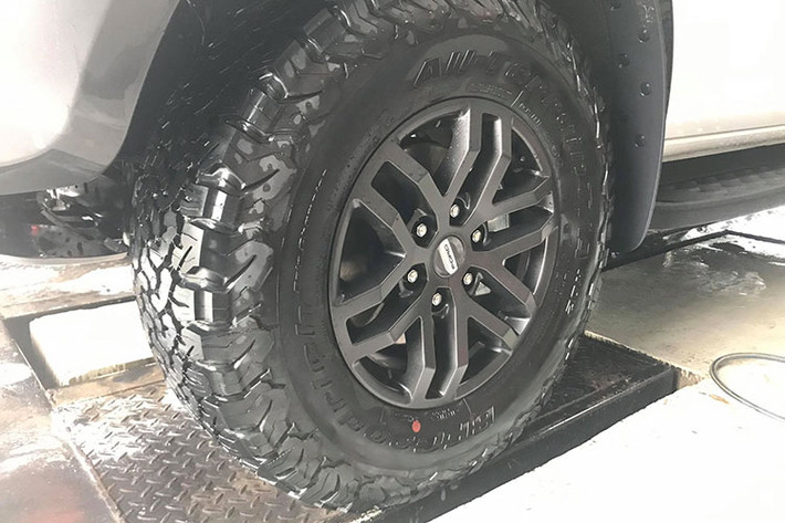 Raptor có kích thước dài x rộng x cao lần lượt 5.398 x 2.180 x 1.873 mm, khoảng sáng gầm gia tăng thành 283 mm. Xe có góc thoát trước 32,5 độ, góc thoát sau 24 độ và góc vượt đỉnh dốc 24 độ. Thân xe thiết kế khí động học với hốc bánh của xe loe rộng hơn so với bản thường, nhằm phù hợp với hành trình hệ thống treo dài hơn và bộ bánh lớn hơn.