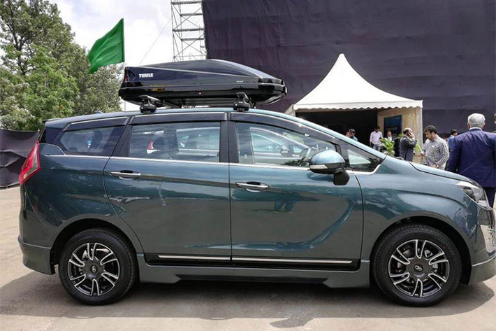 Với mức giá khởi điểm chỉ từ Rs 9,99 lakh (khoảng 328 triệu đồng) đến Rs 13,90 lakh (khoảng 456,6 triệu đồng). tại thị trường Ấn Độ Chiếc MPV này sở hữu 2 cấu hình bảy và tám chỗ ngồi, với 4 phiên bản (M2 đến M8) cùng một kết hợp diesel-hộp số tự động duy nhất.