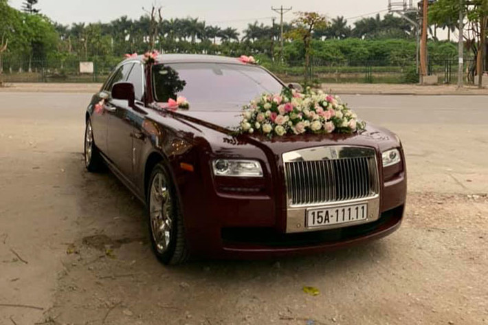 Tuy nhiên, mới đây siêu xe sang này lại bị bắt gặp có mặt tại Hà Nội và đeo biển kiểm soát cũ để tham dự trong một đám cưới và làm xe rước dâu. Theo nhiều người yêu xe, rất có thể chiếc Rolls-Royce Ghost này đã được bán lại hoặc sang tên cho chủ nhân mới nào đó.