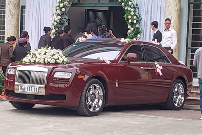 Một đám cưới diễn ra tại Hà Nội vào chiều hôm qua, ngày 15/3/2019, đã gây xôn xao cộng đồng mạng khi có sự xuất hiện của chiếc xe siêu sang Rolls-Royce Ghost màu đỏ mận. Điều đáng quan tâm chính là chiếc Ghost làm xe hoa trong đám cưới này lại mang biển "ngũ quý 1" của Hải Phỏng.