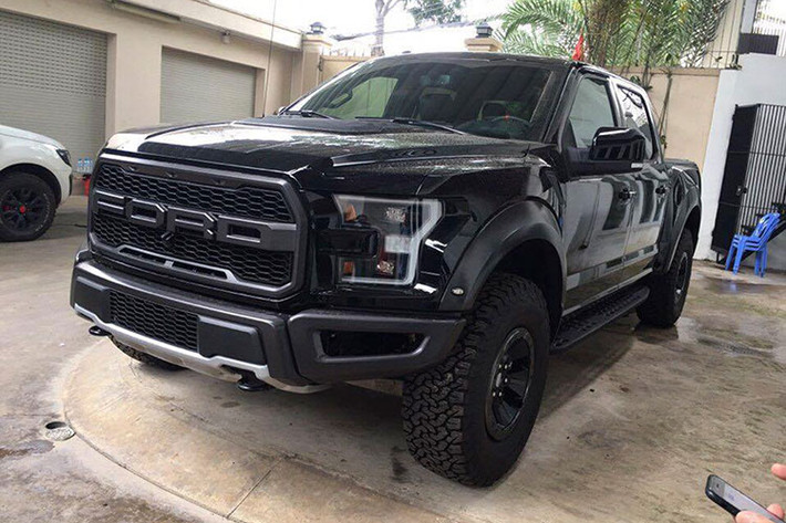 Chiều rộng của xe cũng nhỉnh hơn 150 mm. Đặc biệt, chiếc F-150 Raptor 2017 mới về Việt Nam còn đi kèm nhiều tùy chọn khác nhau như đề-can trang trí thùng sau, lót thùng, miếng ốp nhựa màu đen với chữ "Ford" ở cửa thùng sau, thanh hỗ trợ lên/xuống thùng xe cùng cửa sổ trời toàn cảnh.