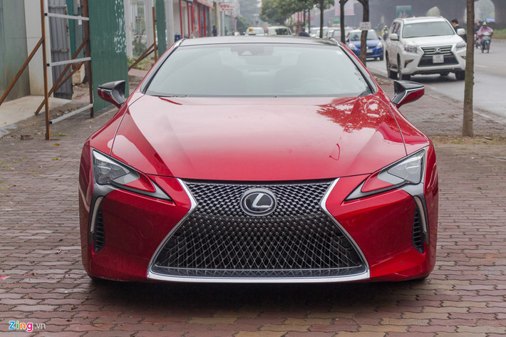 Từng được Lexus trưng bày tại triển lãm Vietnam Motor Show hồi tháng 8 nhưng mẫu xe 2 cửa LC 500h 2018 chưa có kế hoạch phân phối cụ thể. Chiếc xe sang Lexus LC 500 2018 này được một cá nhân tự nhập về và đang trong quá trình làm đăng kiểm, đăng ký để có thể lăn bánh trên đường.