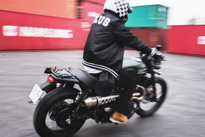 Khối động cơ xy-lanh đôi dung tích 900 phân khối giúp Triumph Street Scrambler đạt công suất tối đa 54 mã lực/6.000 vòng/phút và mô-men xoắn cực đại 80Nm ngay tại tua máy khá thấp 2.850 vòng/phút. Làm mát động cơ bằng dung dịch. Cảm giác lái mượt mà với công nghệ bướm ga điện tử Ride-by-wire.