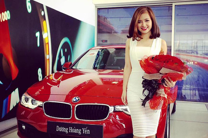 Chiếc xế sang Dương Hoàng Yến vừa mới tậu là chiếc sedan hạng sang 320i thuộc phiên bản BMW 3 Series 2016. Mẫu xe này được nhà nhập khẩu BMW chính hãng tại Việt Nam bán với giá khoảng 1,439 tỷ đồng.