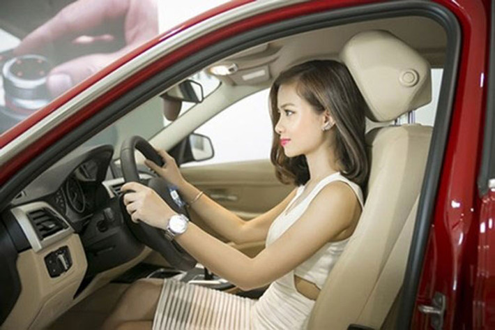 Bên trong phiên bản BMW 320i 2016, nội thất vẫn đặc trưng với các vật liệu chất lượng cao và thiết kế thất hướng đến người lái. Các vật liệu da cao cấp cùng những đường viền mạ crom được trang trí trong xe.