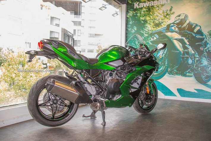 Từng được trình làng tại triển lãm EICMA ở Milan, Italy vào cuối tháng 10/2017. Tuy nhiên phải đến nay, sau gần 1 năm - mẫu siêu môtô Kawasaki H2 SX phiên bản đường trường 2018 mới chính thức được đưa về thị trường Việt Nam theo diện nhập khẩu chính hãng.