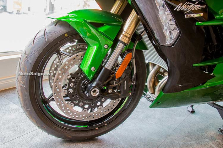 Với mục đích giảm giá thành, Ninja H2 SX 2018 không được trang bị những phụ tùng cao cấp như "người anh em" Ninja H2 của mình. Cụ thể, hệ thống giảm xóc của Ninja H2 SX là loại thường, không phải phuộc điện tử. Phanh trước của Ninja H2 SX chỉ là phanh 4 piston của Nissin, thay vì phanh Brembo M50 như trên Ninja H2.