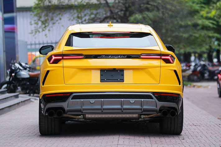 Ngoài hệ thống giải trí, siêu SUV Urus hoàn toàn mới cũng là chiếc xe Lamborghini hiếm hoi có khoang hành lý "hào phóng" khi có sức chứa 616 lít, khi gập 2 hàng ghế sau lại, sức chứa này có thể lên đến 1.596 lít. Giá bán Lamborghini Urus khởi điểm tại thị trường châu Âu là 172.000 Euro, tương đương 4,6 tỷ đồng.