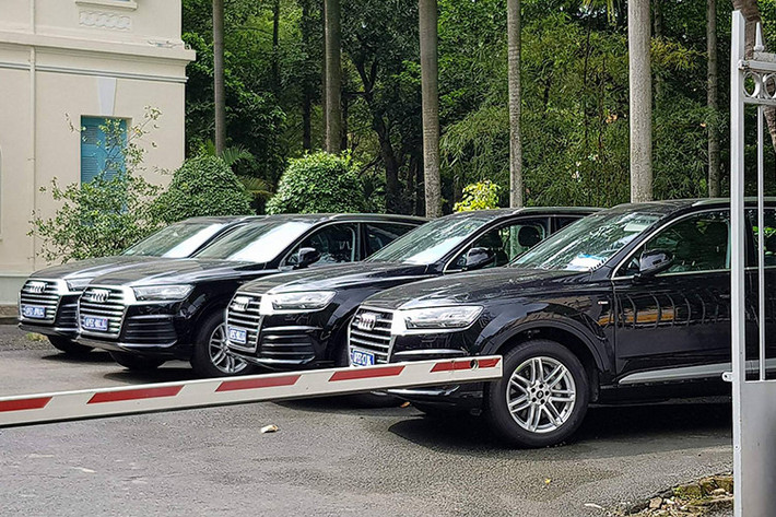 Một trong những điểm sáng ấn tượng của dàn xế hộp cao cấp này chính là Audi A4 mới. Phiên bản A4 giới hạn phục vụ APEC nổi bật với gói ngoại thất S-line, cỡ vành 17 inch, cảnh báo chống trộm, hệ thống tự rửa đèn, rèm che nắng cho cửa sổ hàng ghế sau, nội thất ốp gỗ nâu, hệ thống âm thanh Bang & Olufsen. Audi A4 2.0 TFSI có công suất 190 mã lực, mô men xoắn lên tới 320 Nm.